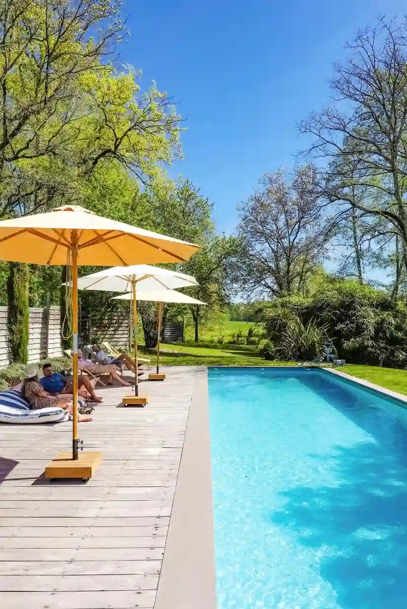 piscine eau parasol maison chambres hotes ecoresponsable toulouse tarn occitanie